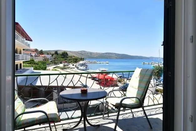 Apart Daire (Snježa - 20 m from the sea - A2(6+2))