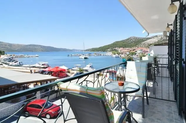 Apart Daire (Snježa - 20 m from the sea - A2(6+2))