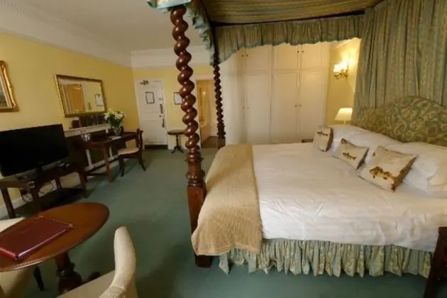 Tek Büyük Yataklı Oda (Four Poster Bed)