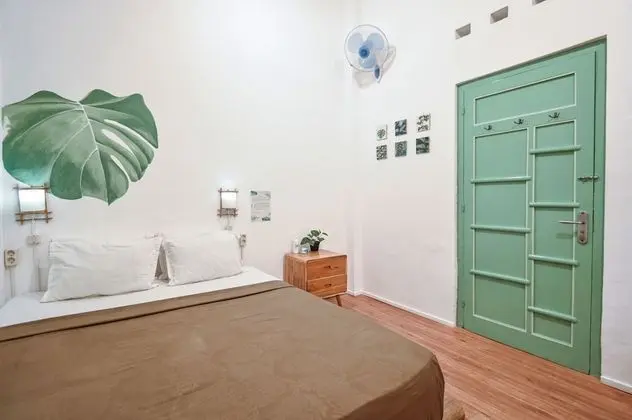 Basic Oda, 1 Büyük (Queen) Boy Yatak, Ortak Banyo