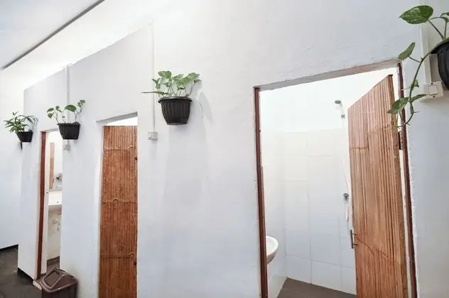 Basic Oda, 1 Büyük (Queen) Boy Yatak, Ortak Banyo