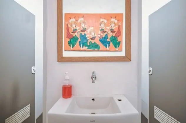 Basic Oda, 1 Büyük (Queen) Boy Yatak, Ortak Banyo