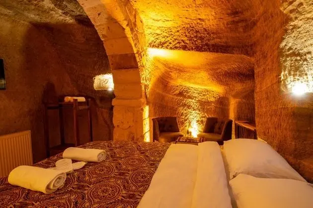 Mağara Oda, Avlu Manzaralı, Büyük Yataklı