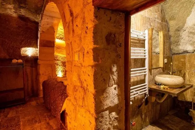 Mağara Oda, Avlu Manzaralı, Büyük Yataklı