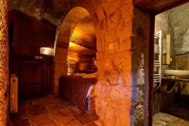 Mağara Oda, Avlu Manzaralı, Büyük Yataklı