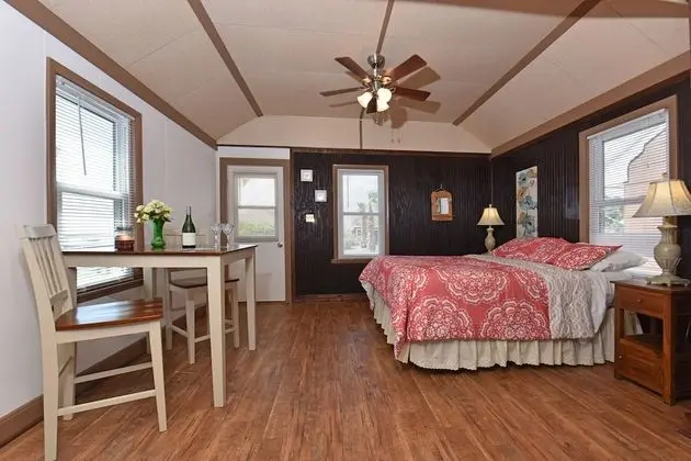 Premium 1 Bedroom Waterfront Cottage, Full Kitchen