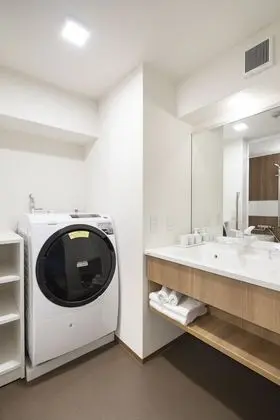 Üç Kişilik Oda, Sigara İçilmez