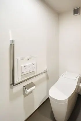 Üç Kişilik Oda, Sigara İçilmez
