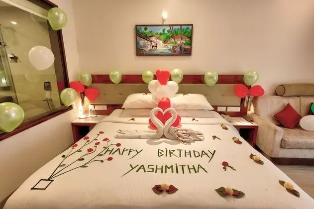 Tek Büyük Yataklı Oda, Balkon, Havuz Manzaralı