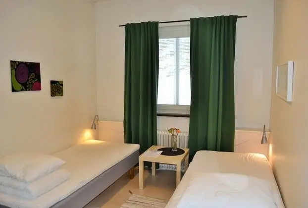 İki Ayrı Yataklı Oda, Ortak Banyo