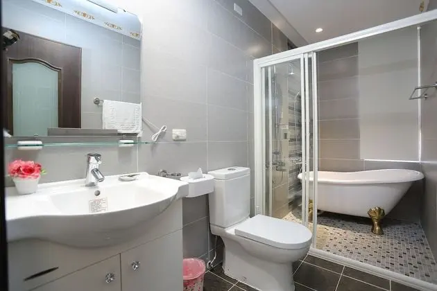 Deluxe Tek Büyük Yataklı Oda, Küvet, Avlu Manzaralı