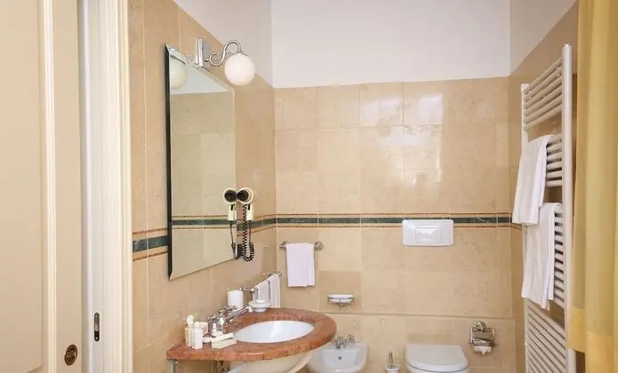 Deluxe Tek Büyük veya İki Ayrı Yataklı Oda, Balkon, Göl Manzaralı
