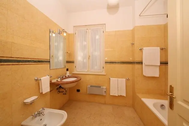Deluxe Tek Büyük veya İki Ayrı Yataklı Oda, Balkon, Göl Manzaralı