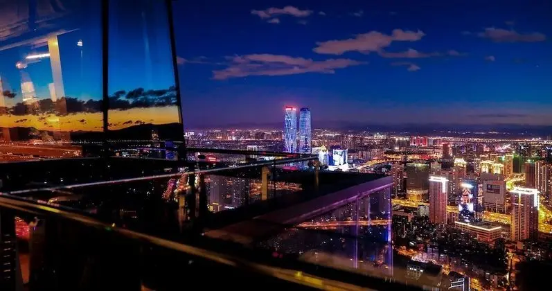 Junior Süit, 1 En Büyük (King) Boy Yatak, Business Dinlenme Salonu Kullanımı, Şehir Manzaralı