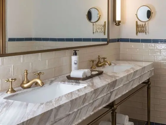 Luxury 1 King, Plaza View