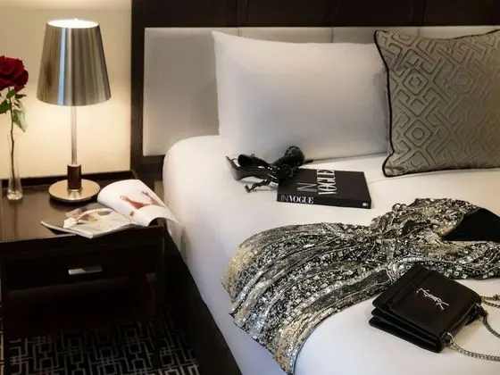 PRESTIGE SUITE, Club Sofitel Access, 1 King Siz e Bed, Separate Living Room