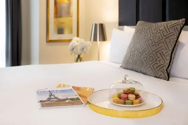 PRESTIGE SUITE, Club Sofitel Access, 1 King Siz e Bed, Separate Living Room
