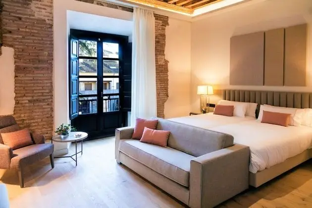 Premium Oda, 1 En Büyük (King) Boy Yatak ve Çekyat, Sigara İçilmez (with Sofabed)