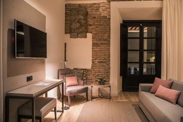 Premium Oda, 1 En Büyük (King) Boy Yatak ve Çekyat, Sigara İçilmez (with Sofabed)