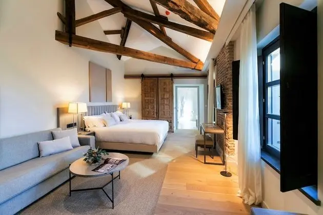 Premium Oda, 1 En Büyük (King) Boy Yatak ve Çekyat, Sigara İçilmez (with Sofabed)