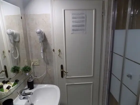 Tek Büyük Yataklı Oda, Ortak Banyo