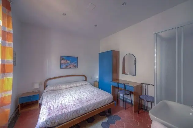 Basic Tek Büyük Yataklı Oda, Şehir Manzaralı (Camera con doccia interna)