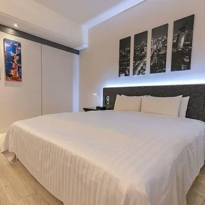 Design Tek Büyük Yataklı Oda (Run of house, with massage chair)