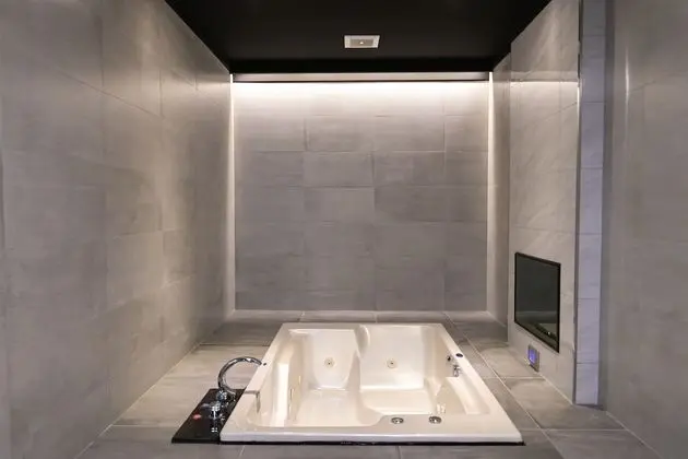 Design Tek Büyük Yataklı Oda (Run of house, with massage chair)