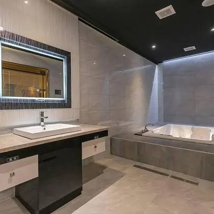 Design Tek Büyük Yataklı Oda (Run of house, with massage chair)