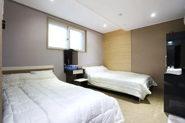 Oda (Twin (Double + Single Bed))