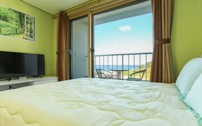 Oda (Room 502 (bed room ocean view))