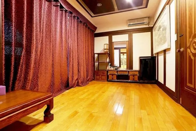 Oda (Family & Group Room (9 People))