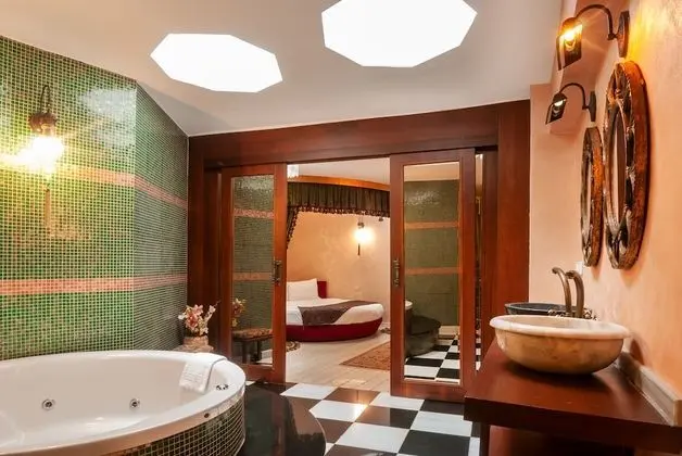 Deluxe Suite with Spa Bath