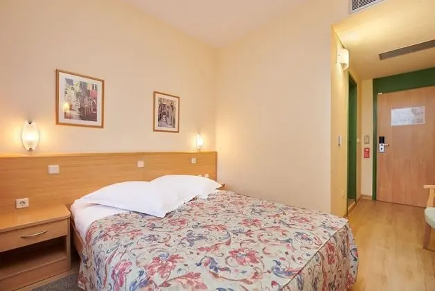 Economy room with french bed and balcony, Park side