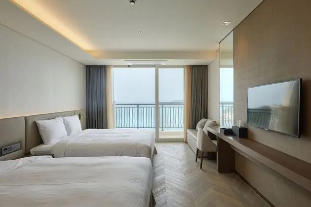 Hotel Superior (No Kitchen/Ocean View/Family Twin)