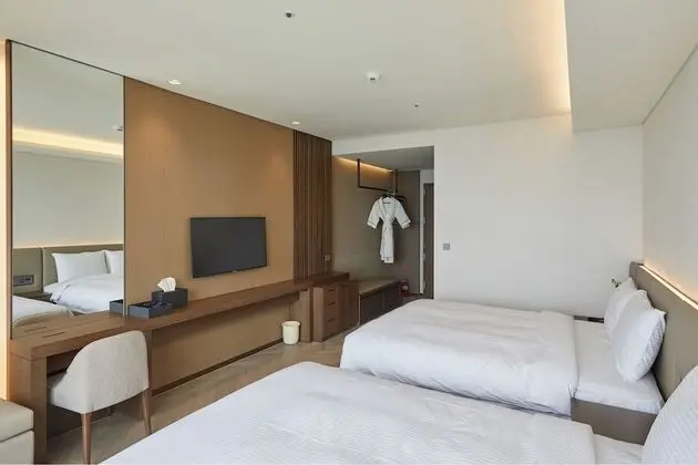 Hotel Superior (No Kitchen/Ocean View/Family Twin)