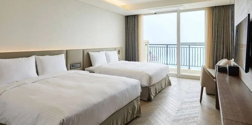 Hotel Superior (No Kitchen/Ocean View/Family Twin)