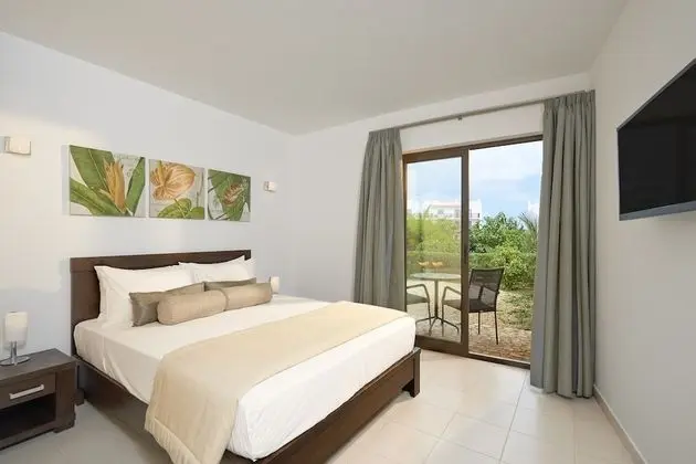 Süit, 2 Yatak Odası, Havuz Manzaralı (SOL 2 Adults + 2 Children)