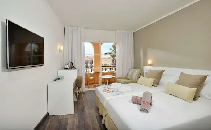 Tek Büyük Yataklı Oda, Balkon, Bahçe Manzaralı (Xtra 2 adults + 1 child)