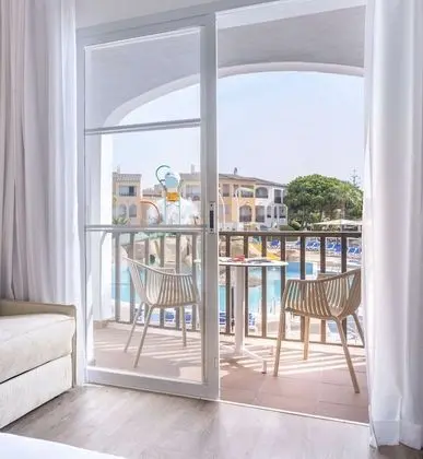 Tek Büyük Yataklı Oda, Balkon, Bahçe Manzaralı (Xtra 2 adults + 1 child)