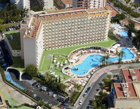 Tek Büyük Yataklı Oda, Balkon, Havuz Manzaralı