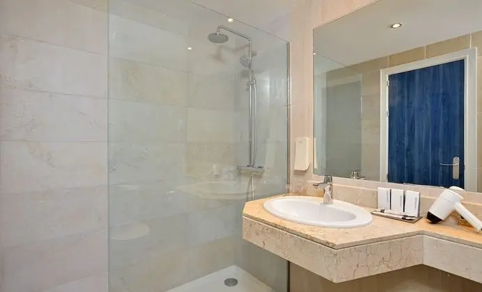 Tek Büyük Yataklı Oda, Balkon, Havuz Manzaralı (2 adults + 1 child)