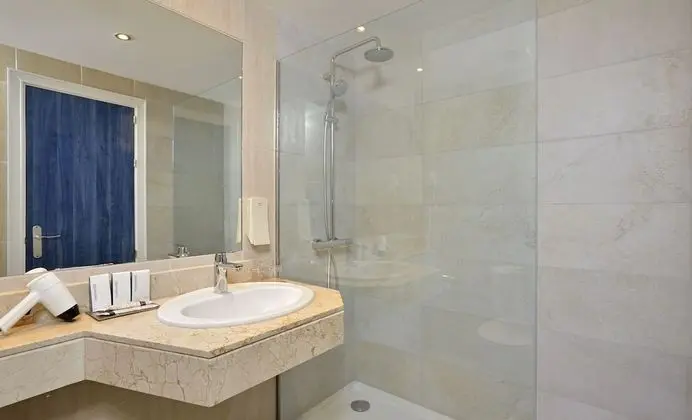 Tek Büyük Yataklı Oda, Balkon, Havuz Manzaralı (2 adults + 1 child)