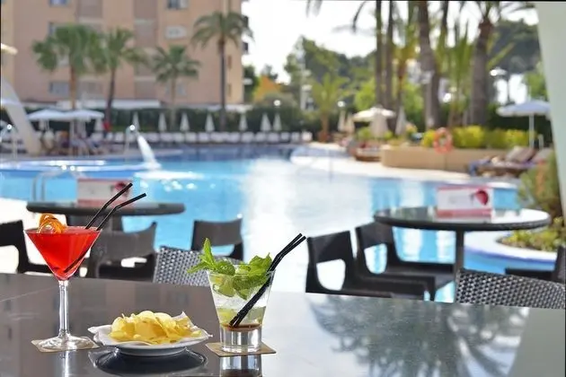 Tek Büyük Yataklı Oda, Balkon, Havuz Manzaralı (2 adults + 1 child)