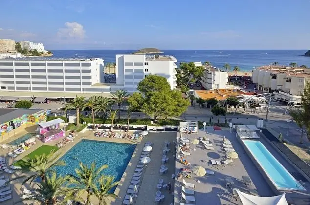 Tek Büyük Yataklı Oda, Balkon, Havuz Manzaralı