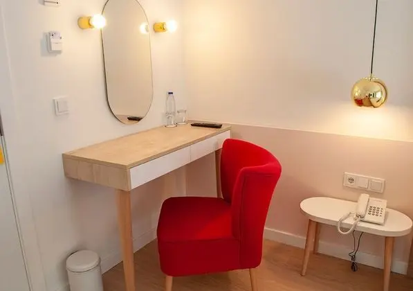 Superior Tek Büyük Yataklı Oda, Balkon, Havuz Manzaralı (Feng Shui)