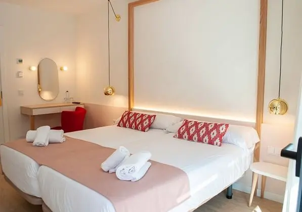 Superior Tek Büyük Yataklı Oda, Balkon, Havuz Manzaralı (Feng Shui)