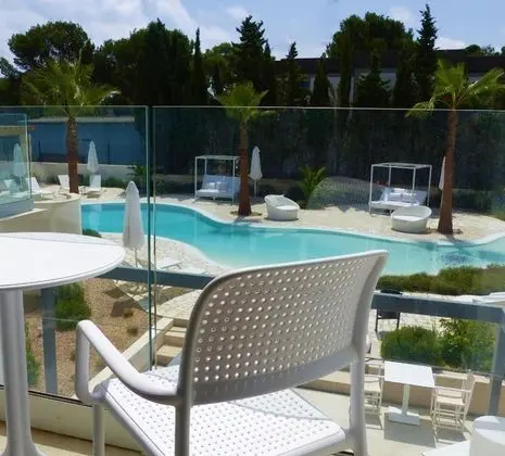 Superior Tek Büyük Yataklı Oda, Balkon, Havuz Manzaralı (Feng Shui)