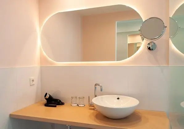 Superior Tek Büyük Yataklı Oda, Balkon, Havuz Manzaralı (Feng Shui)