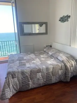 Deluxe Tek Büyük Yataklı Oda, Deniz Manzaralı (Sol)